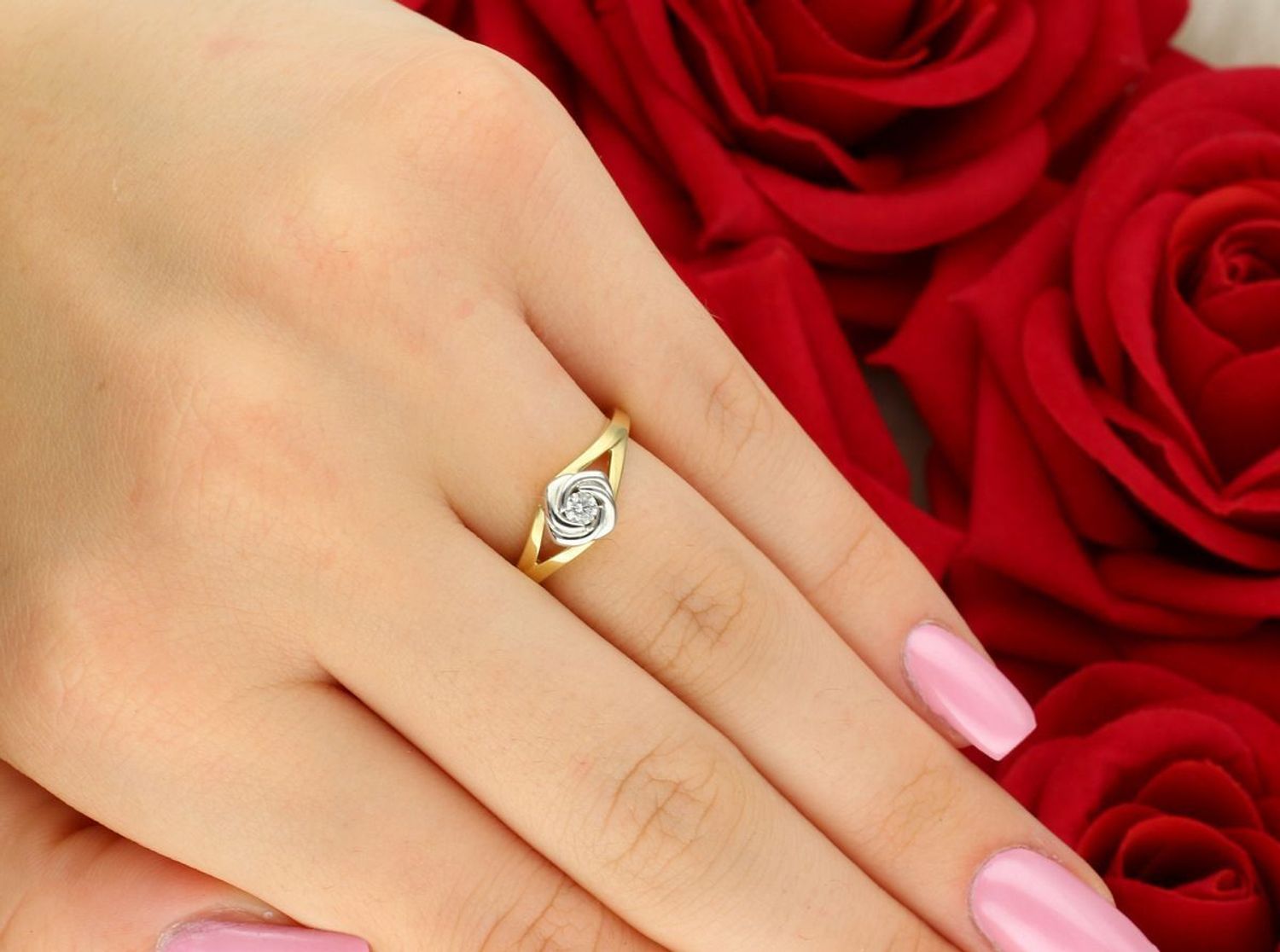 Romantyczny pierścionek z diamentem 0,08 ct w kształcie róży. Żółte i białe złoto 585. Rozmiar 12. Certyfikat autentyczności. Doskonały prezent pełen symboliki.1.jpg